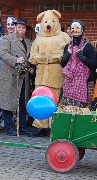 Peitschenklapperer ziehen durch Schliekum 1