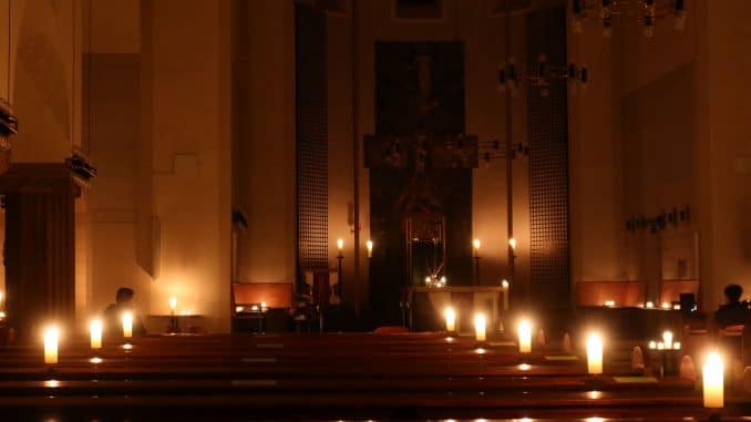 Kirche im Kerzenschein
