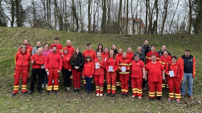 NETZ 12032024 DLRG Sarstedt Verletztendarsteller und Sanitätshelfer (Gruppenfoto)