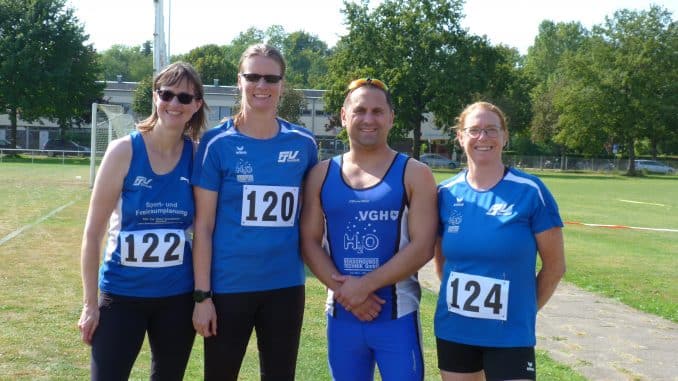 NETZ 05092024 FSV Masters KM und BM in Gronau (FSV Aktive v.l. Heike Jedamzik, Kathrin Froböse, Daniel Ludwig, Katharina Münker) Mit zahlreichen Bezirks- und Kreismeistertiteln im Gepäck kehrten Heike Jedamzik, Kathrin Froböse, Daniel Ludwig und Katharina Münker (v.l.) von der FSV Sarstedt vom Masterswettkampf aus Gronau zurück.