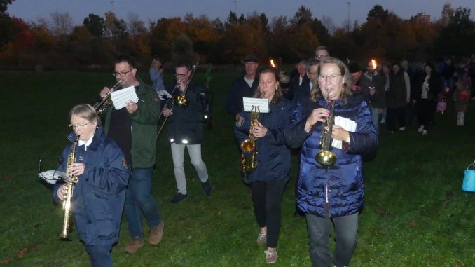 NETZ 28102024 Feuerwehrmusikzug Laternenumzug Dirigentenwechsel (Laternenumzug)