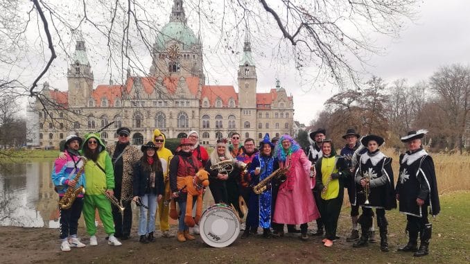 NETZ 04032025 Musikzug FFW Laatzen Karnevalsumzug (02_edit)