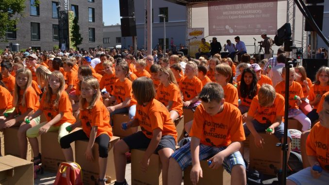 NETZ 08102025 Absage Jubiläumskonzert Trommeln am 25.10. (TiW 2015 Kinder vor Bühne)