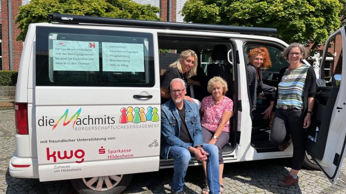 NETZ 13102025 Machmits Sarstedter Wochenmarkt am 17.10. (Team sitzend vor Auto)